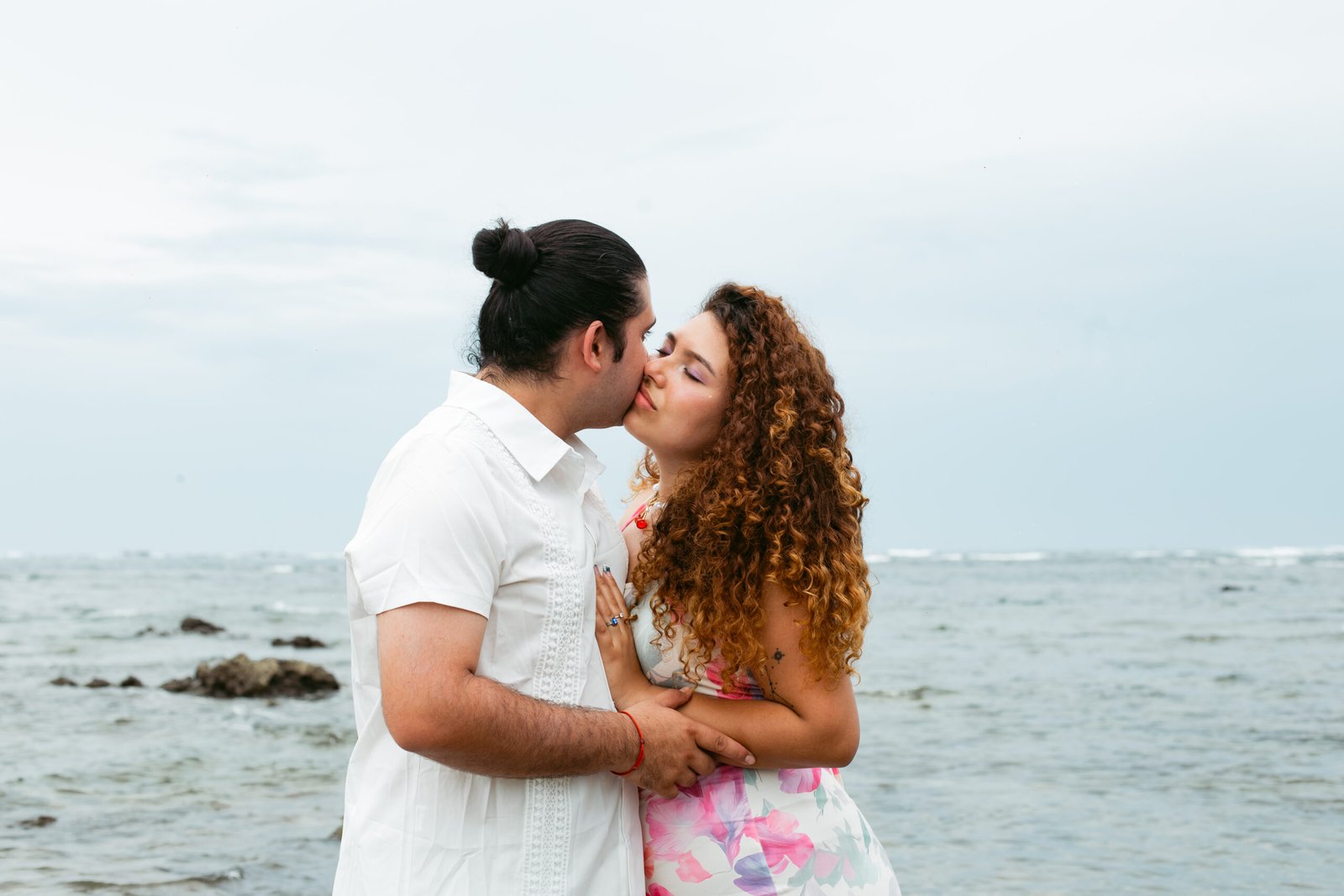 Romantic engagement portrait by the ocean in Sámara, Costa Rica