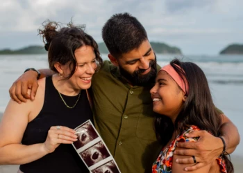 Parents with their child enjoying the beach in Sámara