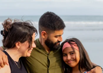 Family embracing on Sámara beach
