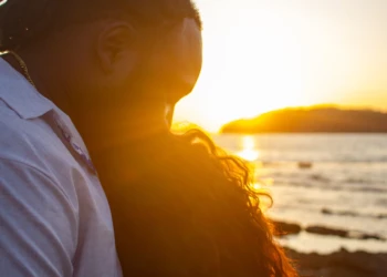 Engaged couple standing together on a tropical beach in Sámara