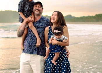 Family enjoying a beach photoshoot in Sámara