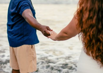 Couple enjoying a romantic beach photoshoot in Sámara