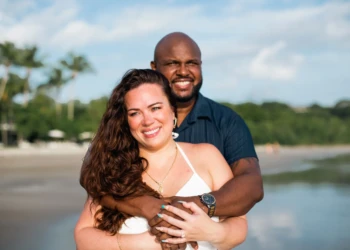 Couple posing near the ocean at sunset in Sámara