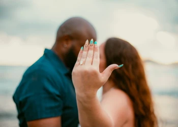 Couple posing together on a tropical beach in Sámara