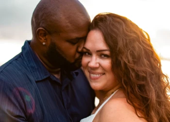 Couple posing near the ocean at sunset in Sámara