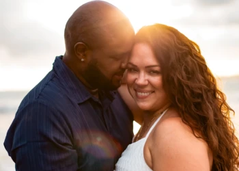 Couple posing near the ocean at sunset in Sámara