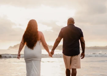 Couple walking through the waves on Sámara beach