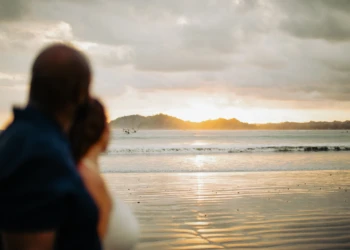 Couple enjoying a romantic beach photoshoot in Sámara