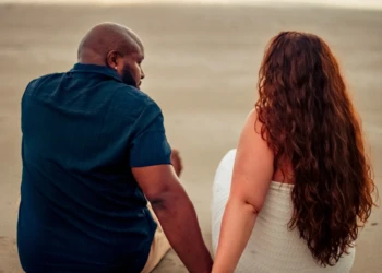 Couple posing together on a tropical beach in Sámara